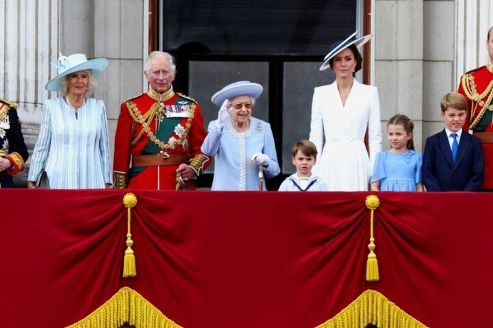 Senior royals gathered on Buckingham Palace balcony for the first time since the pandemic