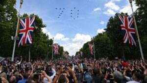 Several jets flew in formation to form the number 70 in honour of the Queen's long reign