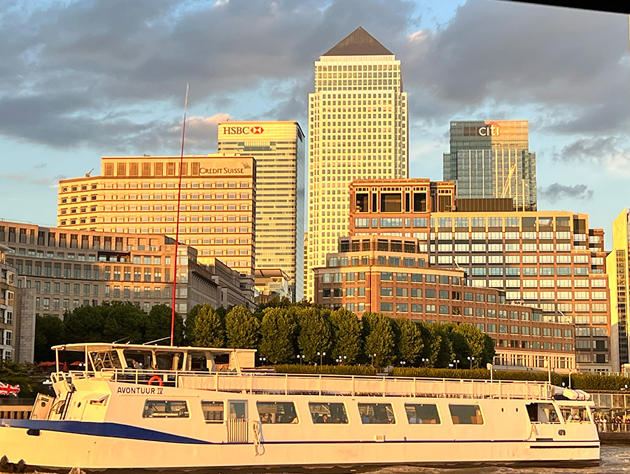 canary wharf view from dinner cruise