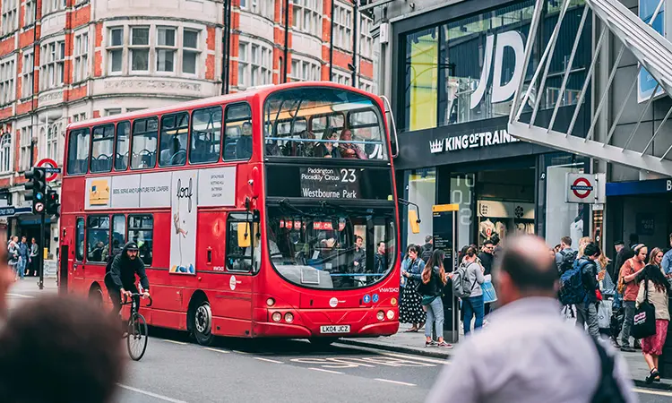 be careful of phone thefts and pickpocketing in oxford street london